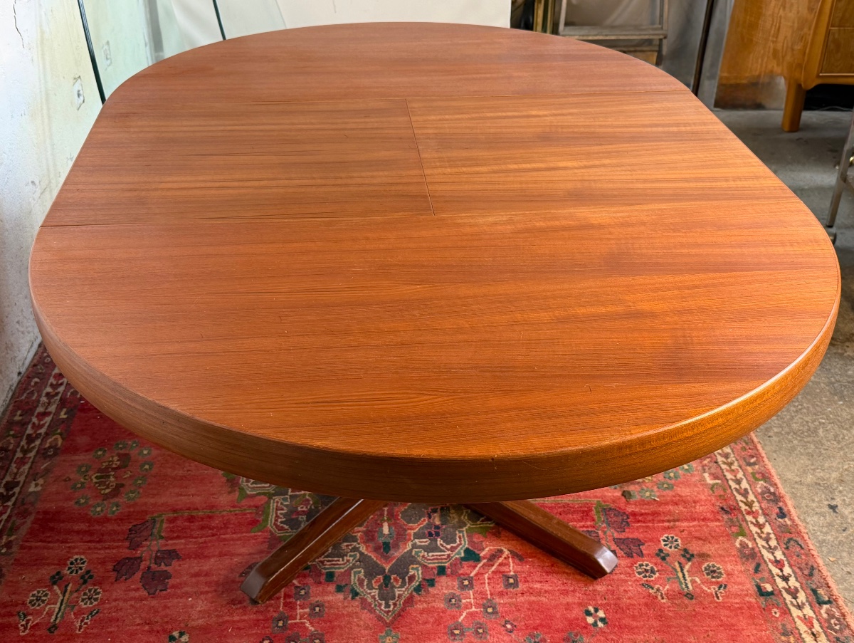 Bauman Vintage Round Extendable Table-photo-3