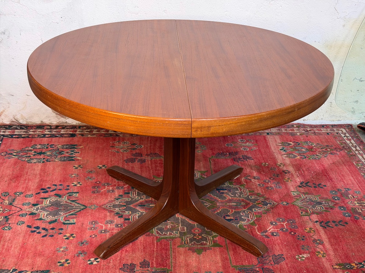 Bauman Vintage Round Extendable Table