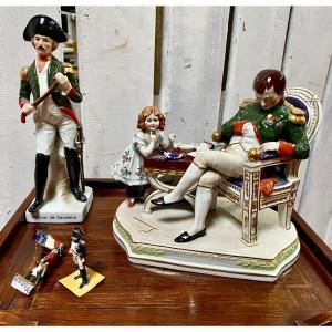 Ensemble De 2 Sujets En Porcelaine Et Deux Soldats De Plomb