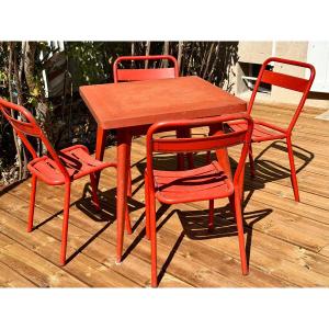 une table T 55 tolix et ses 4 chaises T1 couleur rouge