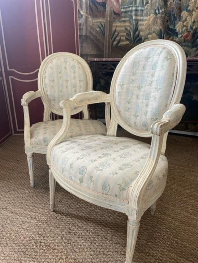 Paire de fauteuils médaillons laquées d'époque Louis XVI