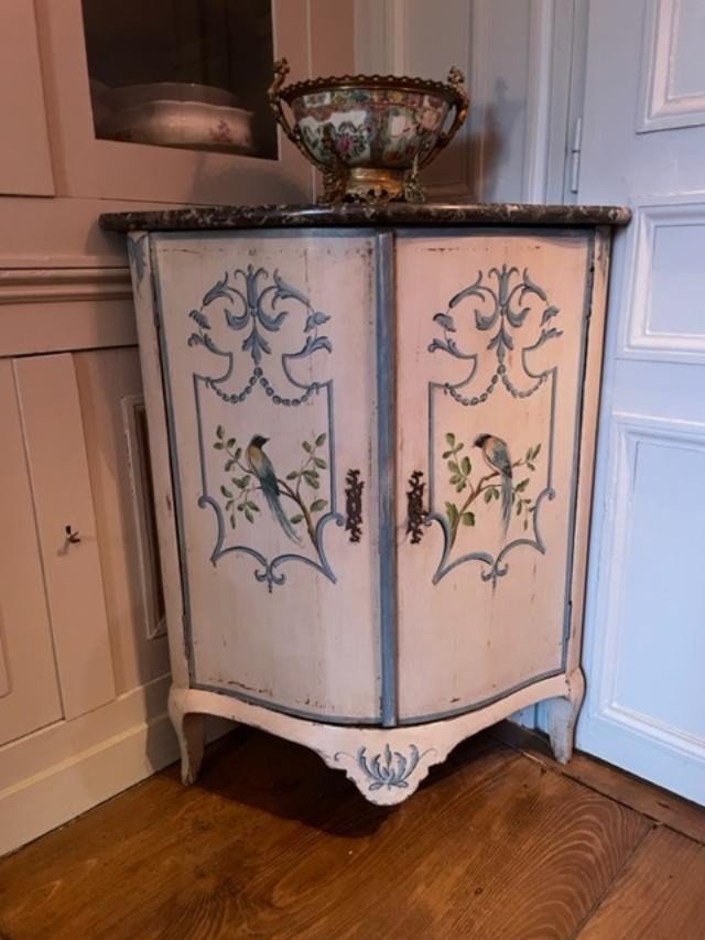 Louis XV Style Corner Decorated With Painted Decorations