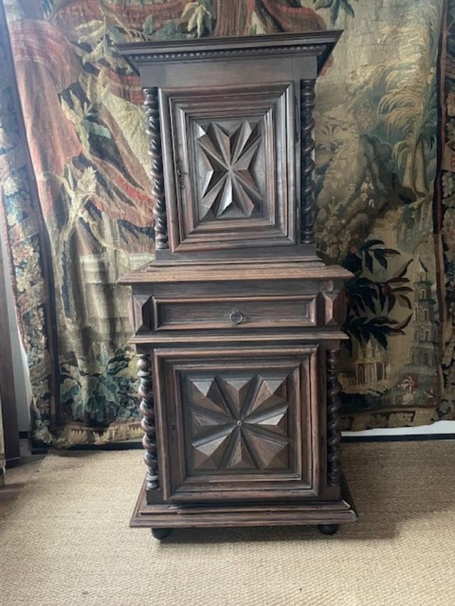 Cabinet &agrave; deux corps en bois naturel Louis XIV