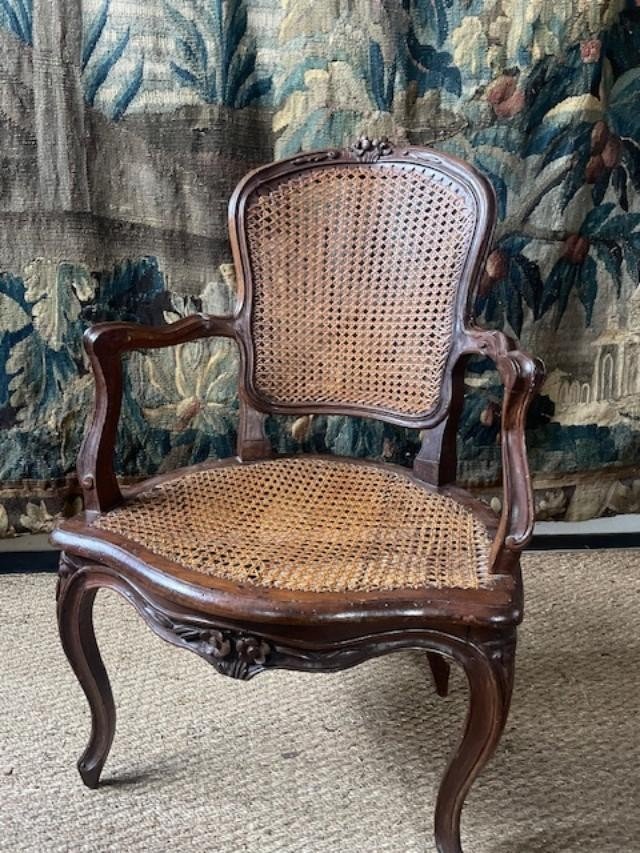 Beau fauteuil en bois naturel d'époque Louis XV