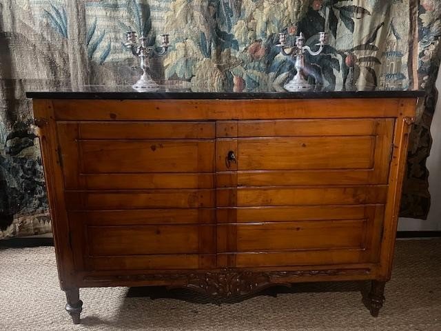 Buffet en noyer blond sculpt&eacute; d&#039;&eacute;poque Louis XVI 