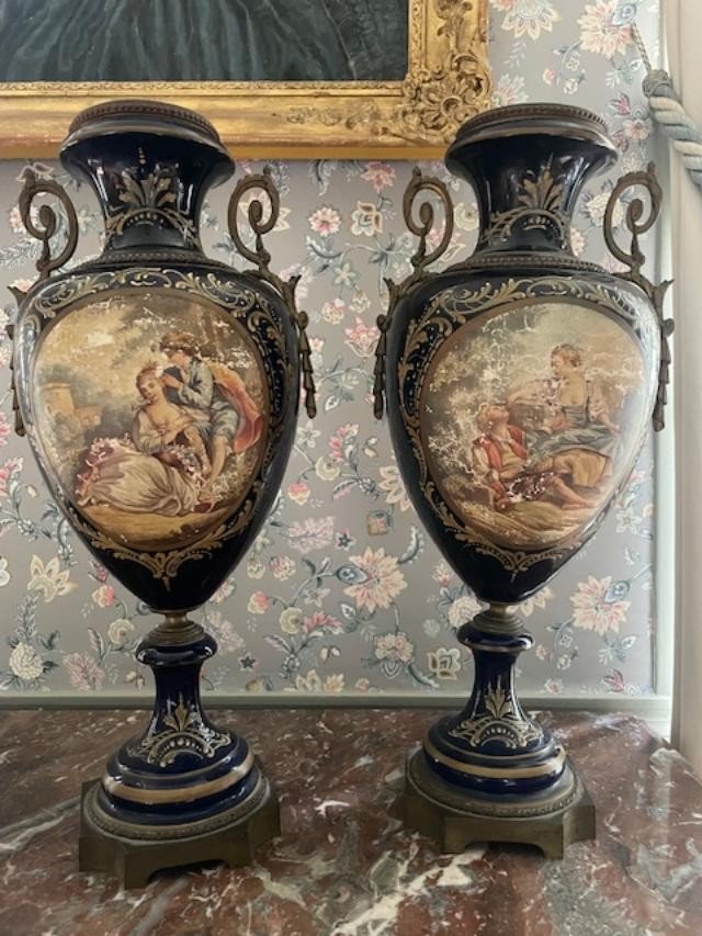 Importante paire de vases à décors dans le goût de Sèvres