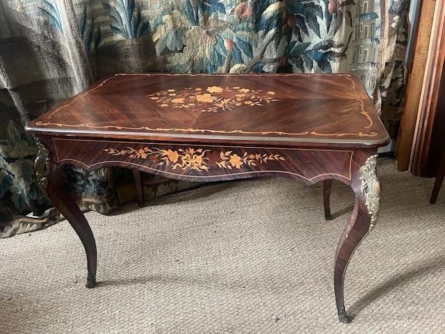 Table de milieu , bureau en marqueterie à décor de fleurs et feuillages de style Louis XV