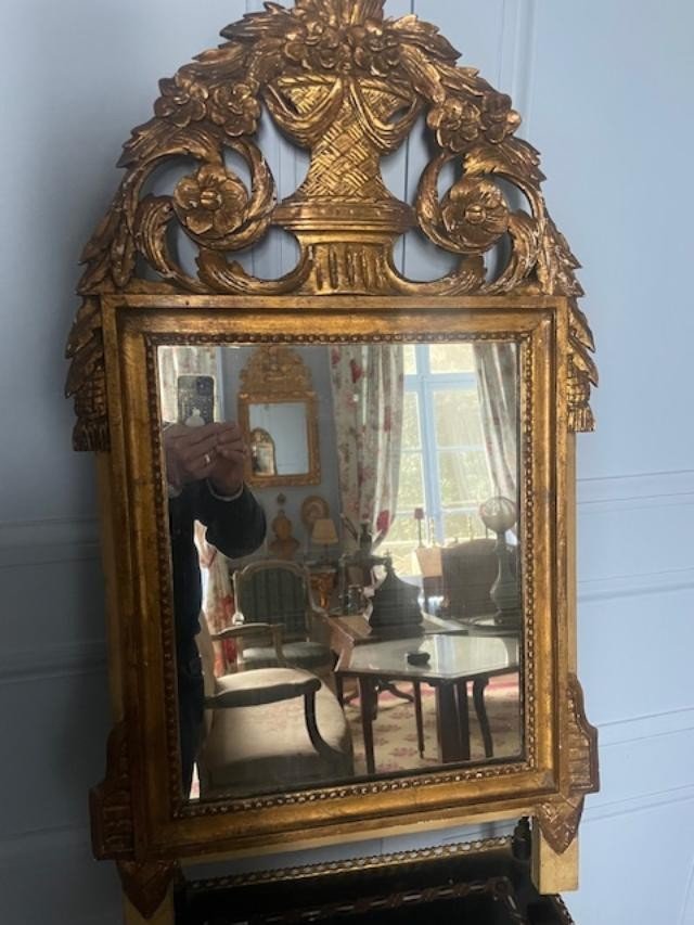 Miroir en bois doré et sculpté de style Louis XVI