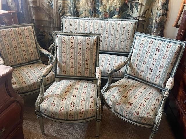 Salon Louis XVI comprenant un canap&eacute; et 4 fauteuils