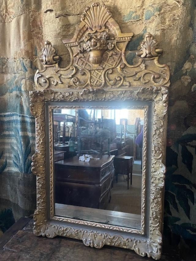 Grand miroir en bois dor&eacute; d&#039;&eacute;poque r&eacute;gence