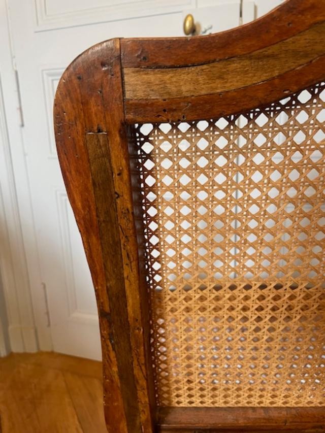 Fauteuil 18 ème à fond de canne d'époque Louis XV avec une trace d'estampille-photo-1