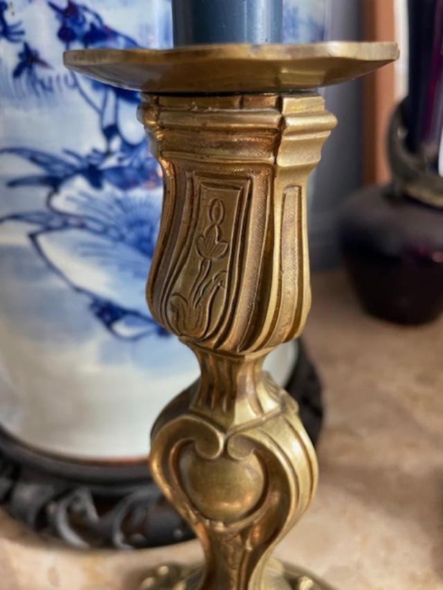 Paire de bougeoirs en bronze doré de style Louis XV-photo-3