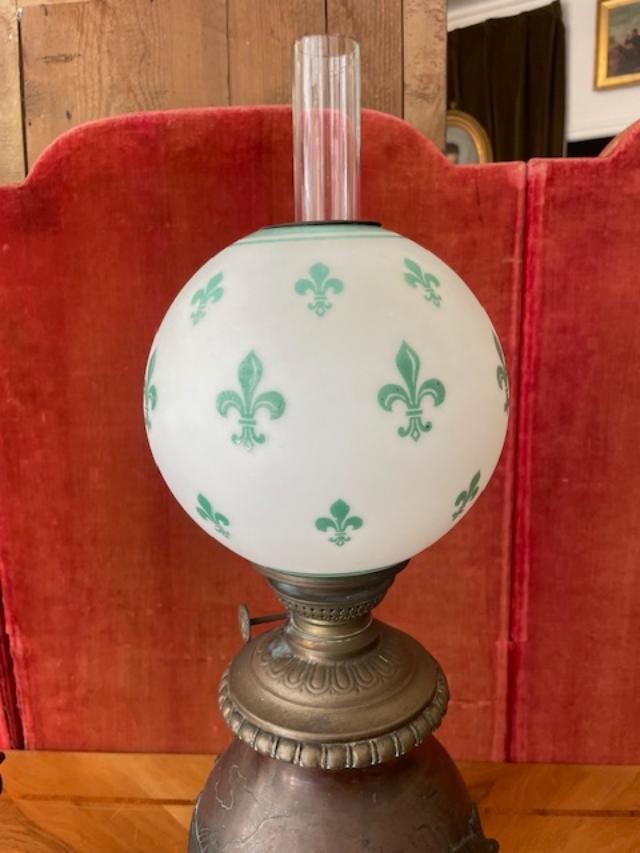 Paire de lampes Japon en bronze à patine médaille avec globe gravé à l'acide de fleurs de lys-photo-2