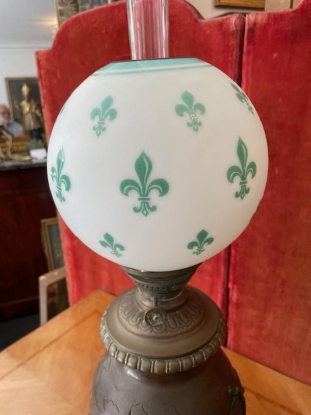 Paire de lampes Japon en bronze à patine médaille avec globe gravé à l'acide de fleurs de lys-photo-1