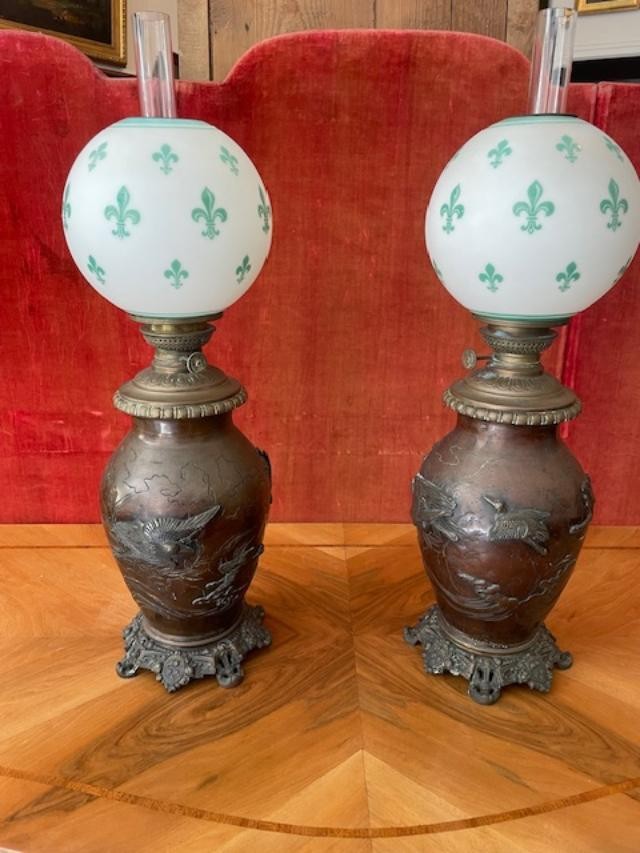 Paire de lampes Japon en bronze à patine médaille avec globe gravé à l'acide de fleurs de lys