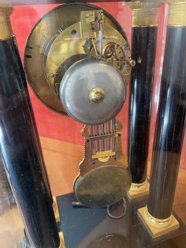Importante pendule portique en bois noirci avec bronzes dorés sous son globe ancien-photo-3