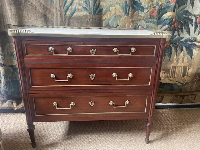 Petite commode 18 &egrave;me en acajou d&#039;&eacute;poque Louis XVI