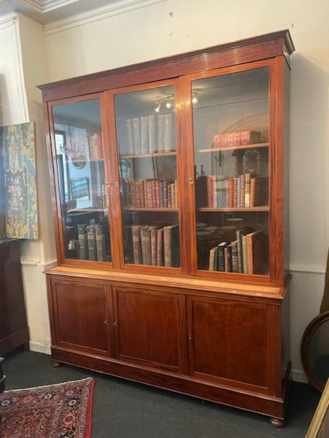 Large Three-door Mahogany Bookcase-photo-2