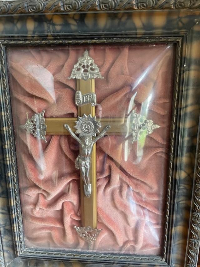 Un Christ en métal argenté sous un verre bombé dans un cadre en trompe l'oeil-photo-2