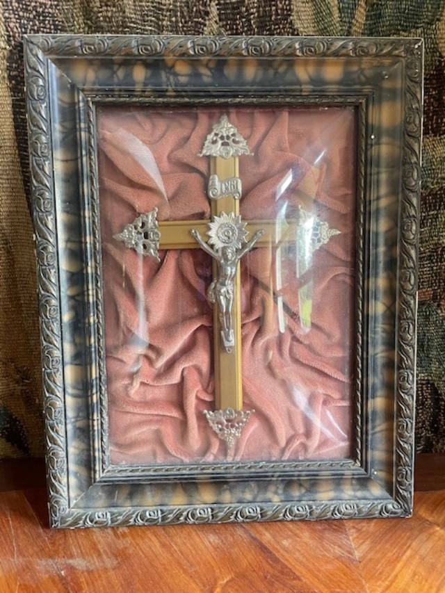 Un Christ en métal argenté sous un verre bombé dans un cadre en trompe l'oeil