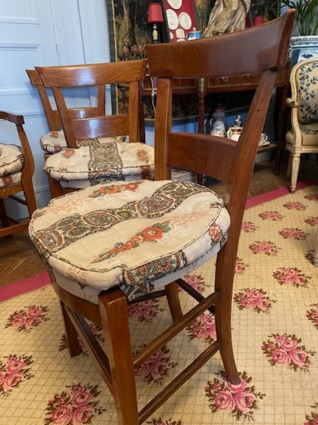 Ensemble de 6 chaises et un fauteuil formant une suite en noyer directoire.-photo-1