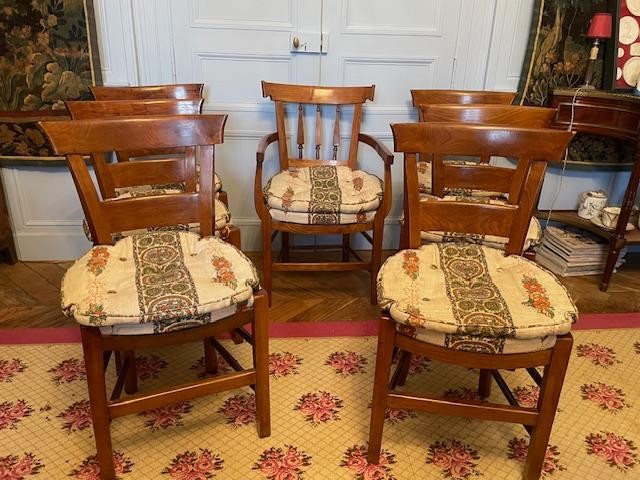 Ensemble de 6 chaises et un fauteuil formant une suite en noyer directoire.