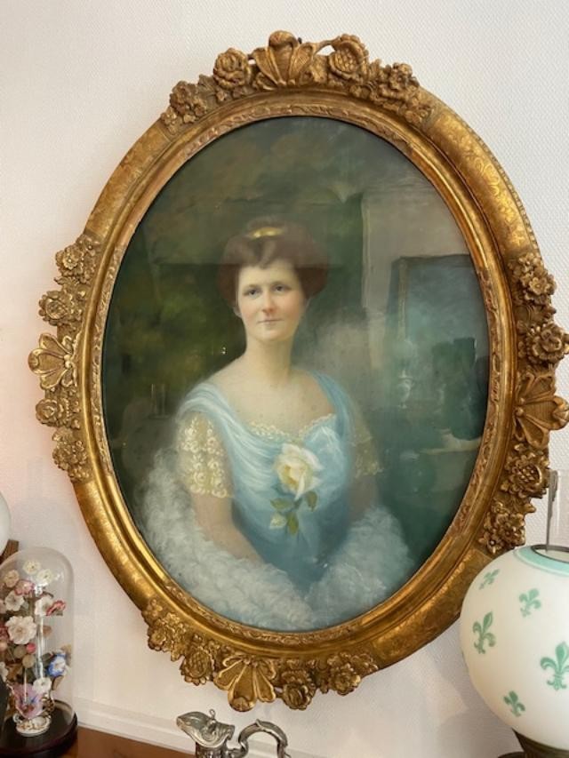 Important pastel de femme vers 1900