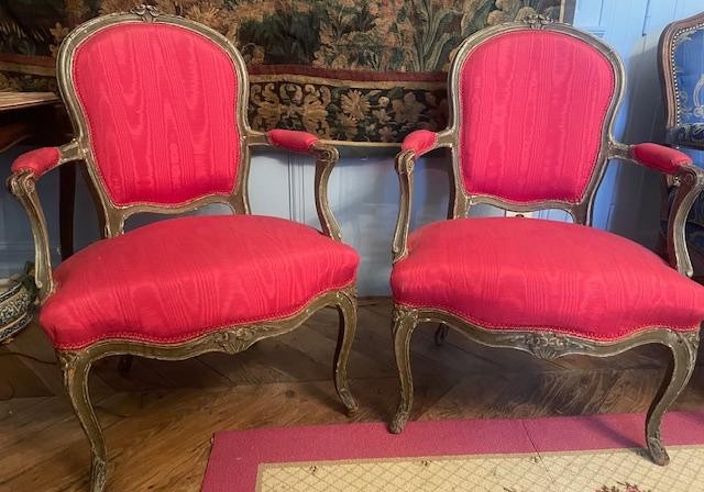 Paire de fauteuils 18 ème en bois laqué d'époque Louis XV