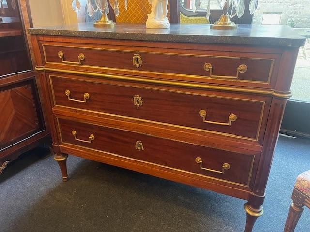 Commode 18 &egrave;me en acajou et placage d&#039;acajou d&#039;&eacute;poque Louis XVI