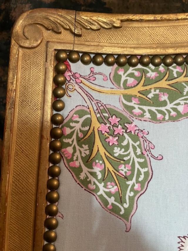 Grand pare-feu en bois sculpté et doré surmonté d'une couronne de baron-photo-3