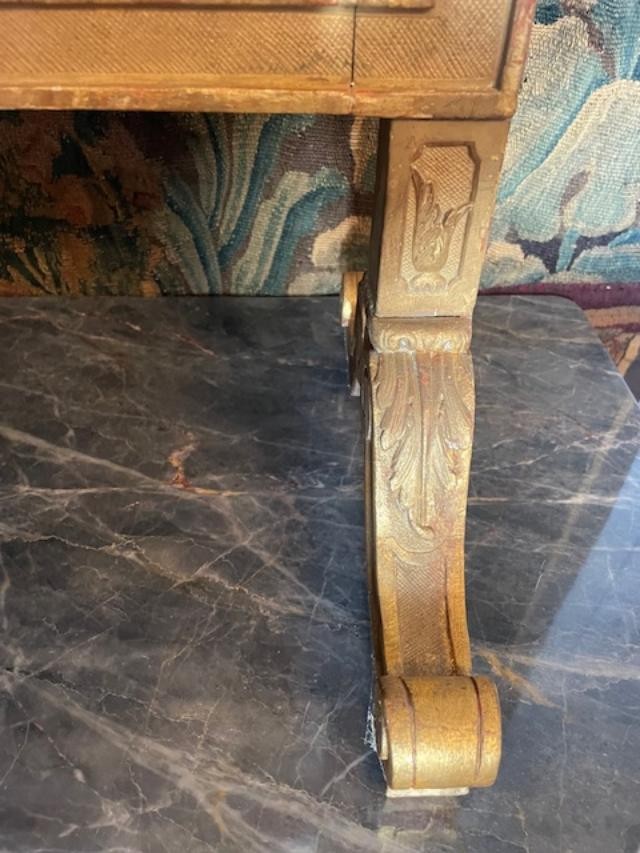 Grand pare-feu en bois sculpté et doré surmonté d'une couronne de baron-photo-1