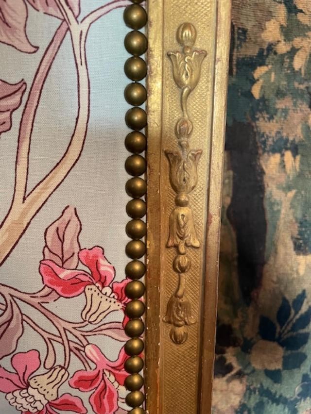 Grand pare-feu en bois sculpté et doré surmonté d'une couronne de baron-photo-2