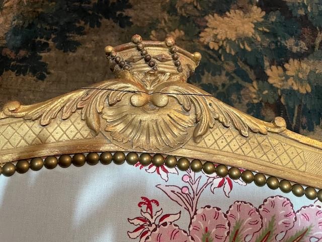 Grand pare-feu en bois sculpté et doré surmonté d'une couronne de baron