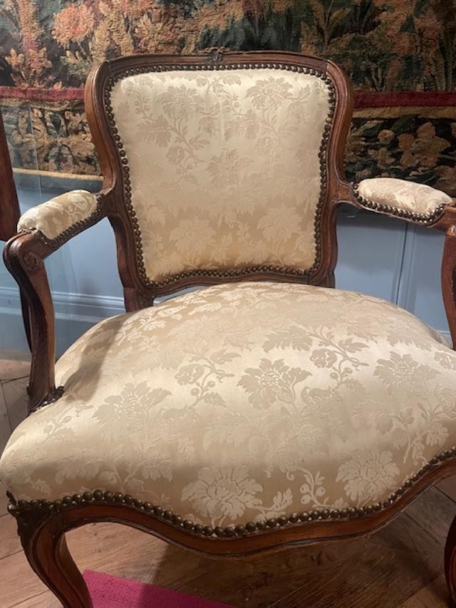 18th-century Louis XV Period Cabriolet Armchair In Natural Wood-photo-2