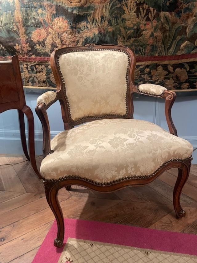 18th-century Louis XV Period Cabriolet Armchair In Natural Wood