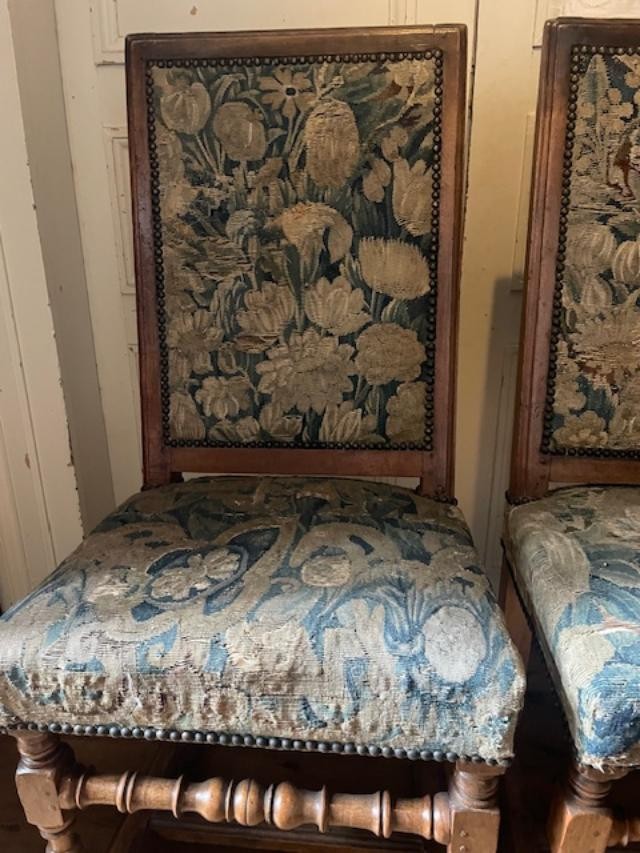 Paire de chaises avec tapisseries d'&eacute;poque Louis XIII-photo-2