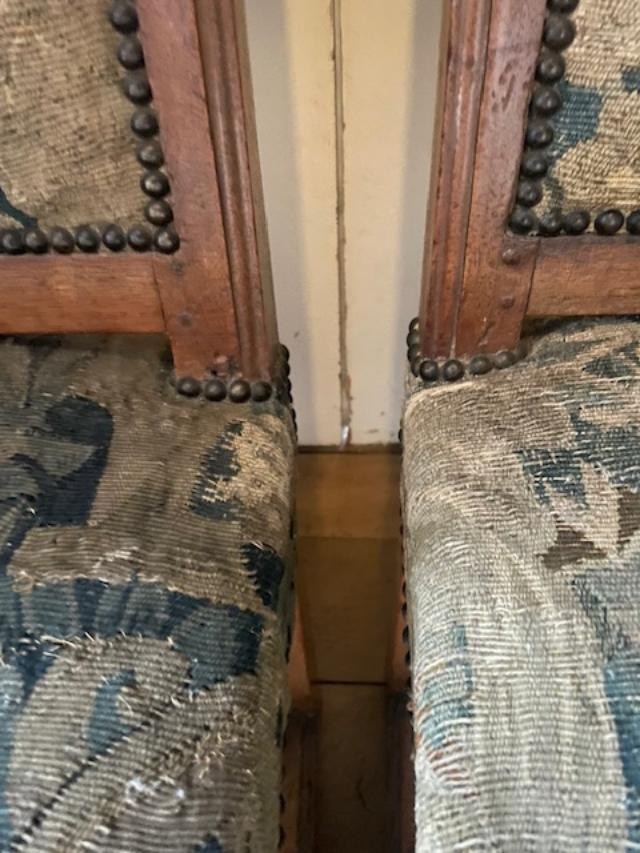 Paire de chaises avec tapisseries d'&eacute;poque Louis XIII-photo-1