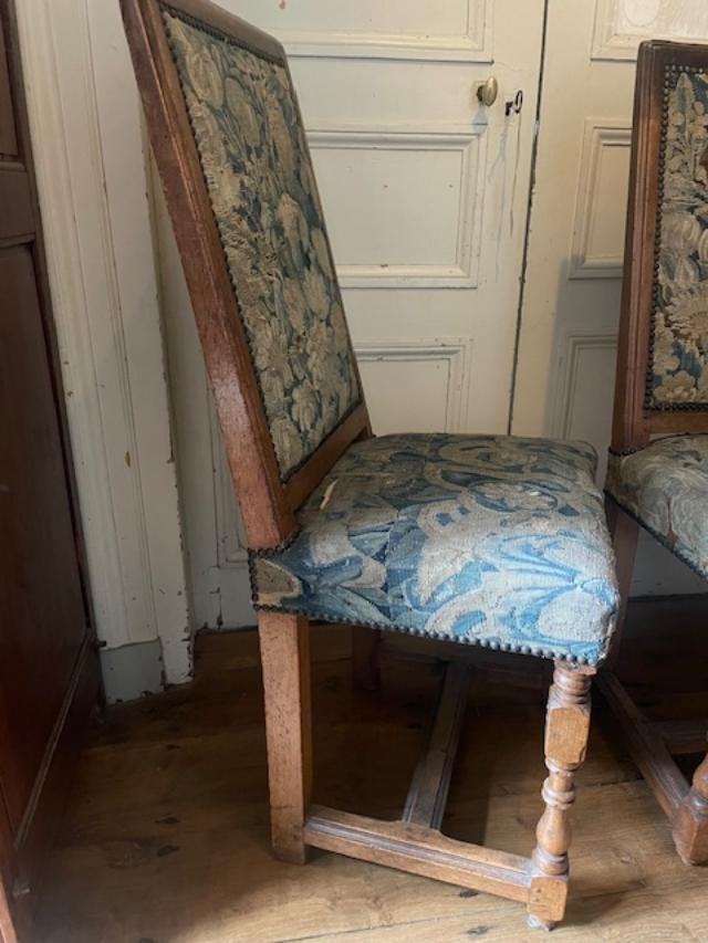 Paire de chaises avec tapisseries d'&eacute;poque Louis XIII-photo-5