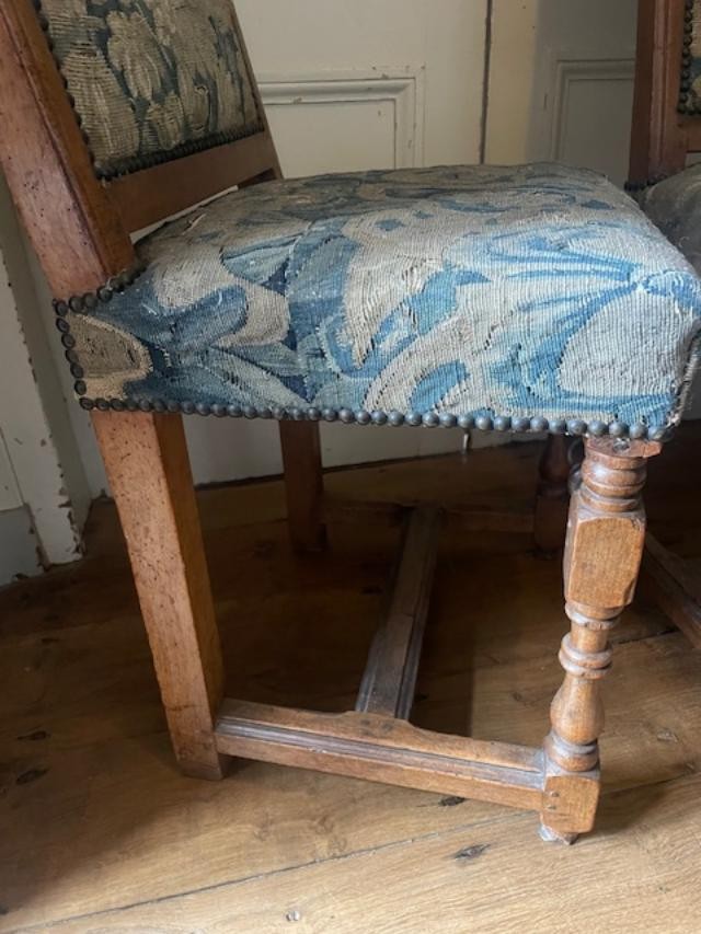 Paire de chaises avec tapisseries d'&eacute;poque Louis XIII-photo-6