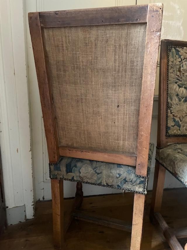 Paire de chaises avec tapisseries d'&eacute;poque Louis XIII-photo-7