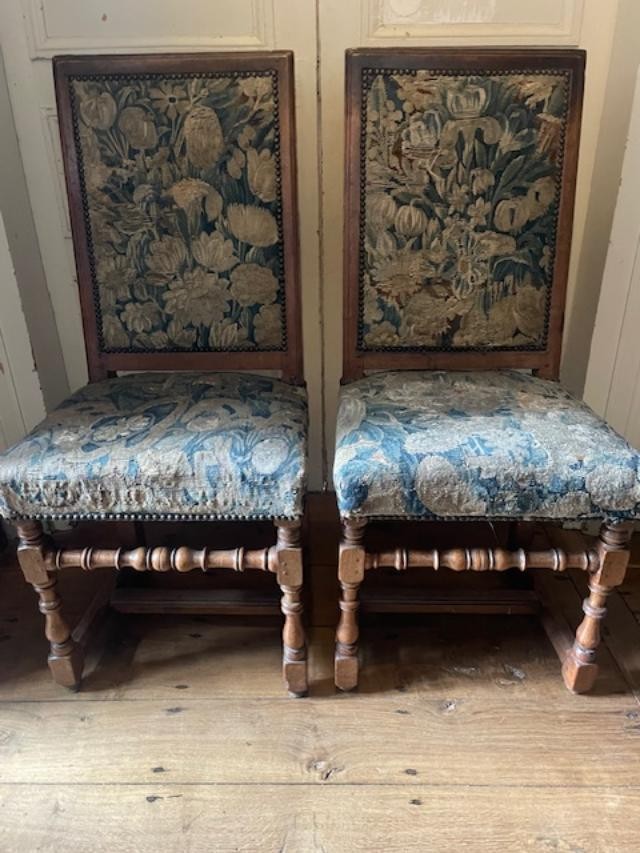 Paire de chaises avec tapisseries d'&eacute;poque Louis XIII