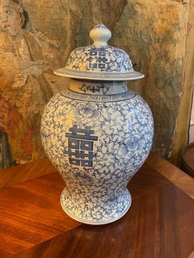 Large Covered Vase In Blue And White-photo-2