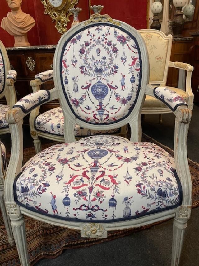 Suite de quatre fauteuils 18 ème  médaillons d'époque Louis XVI-photo-2