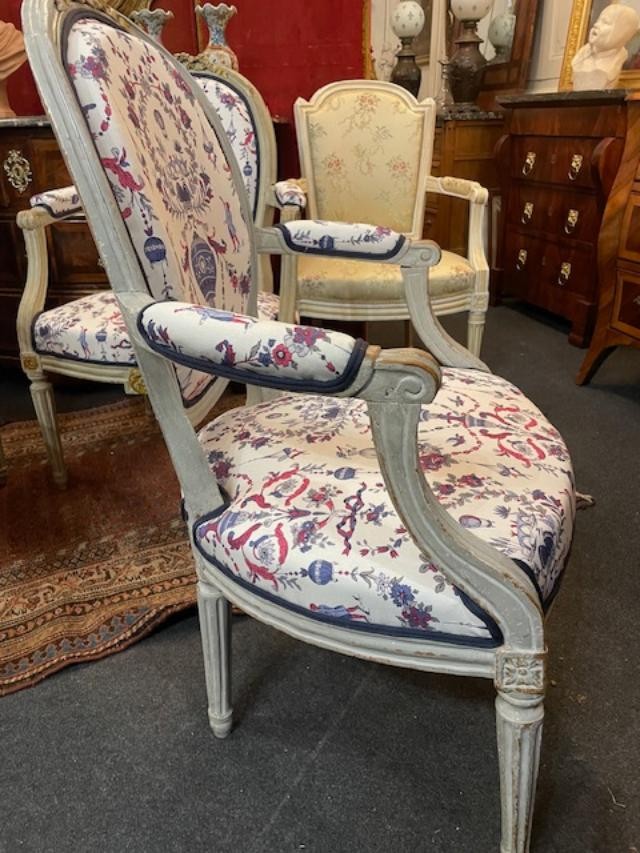 Suite de quatre fauteuils 18 ème  médaillons d'époque Louis XVI-photo-5