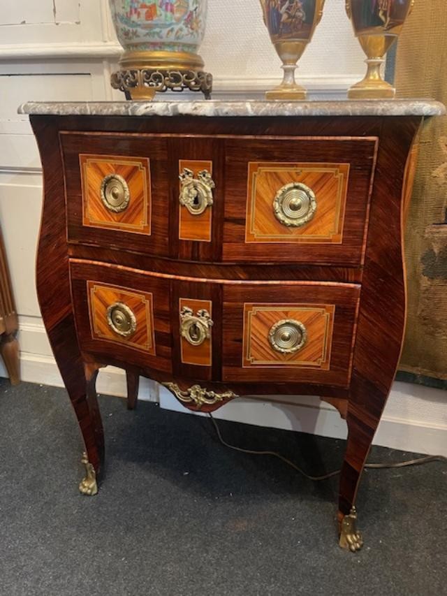 Petite commode d'entre deux 18 ème en marqueterie d'époque Louis XV