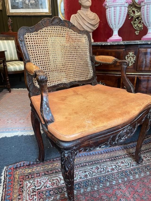 Fauteuil en bois naturel d'époque Régence