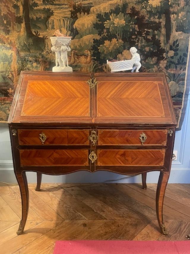 Bureau de pente 18 ème en bois de placage d'époque Louis XV