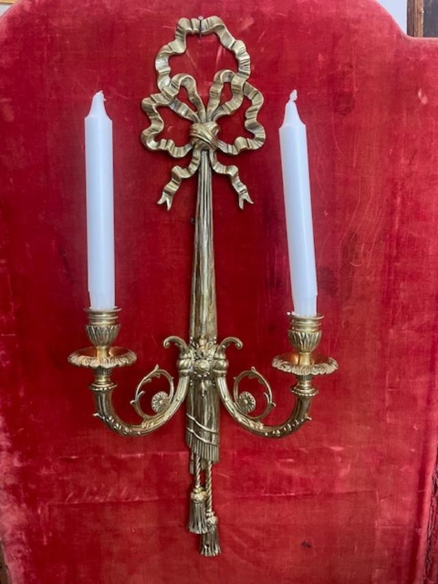 Paire d'appliques de style Louis XVI en bronze dor&eacute;