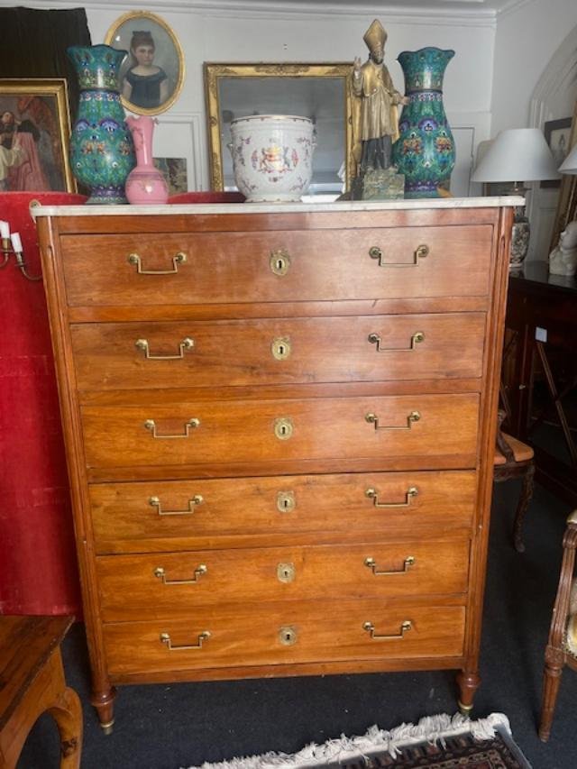 Grand chiffonnier en noyer d'&eacute;poque Louis XVI