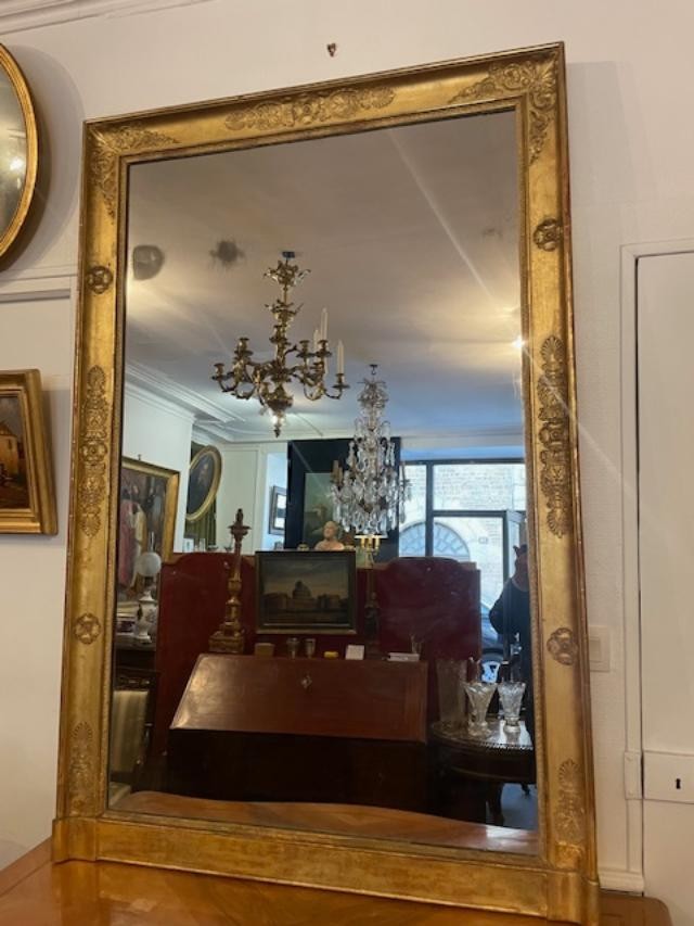 Important miroir en bois et stuc doré d'époque empire